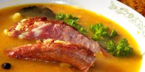 Гороховый суп с копчеными ребрышками - как сварить по пошаговым рецептам с фото на плите или в мультиварке